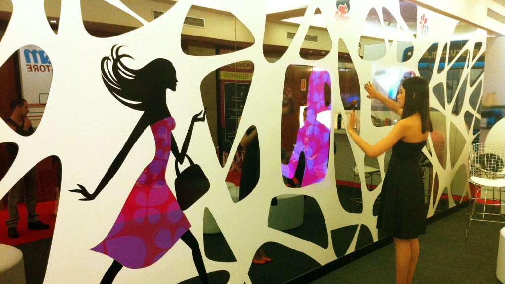 Stand interactif de mode avec capteur de mouvement