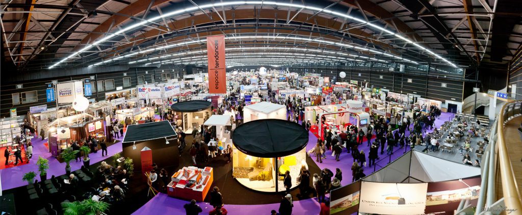 immense salon évènementiel avec stands modulaires