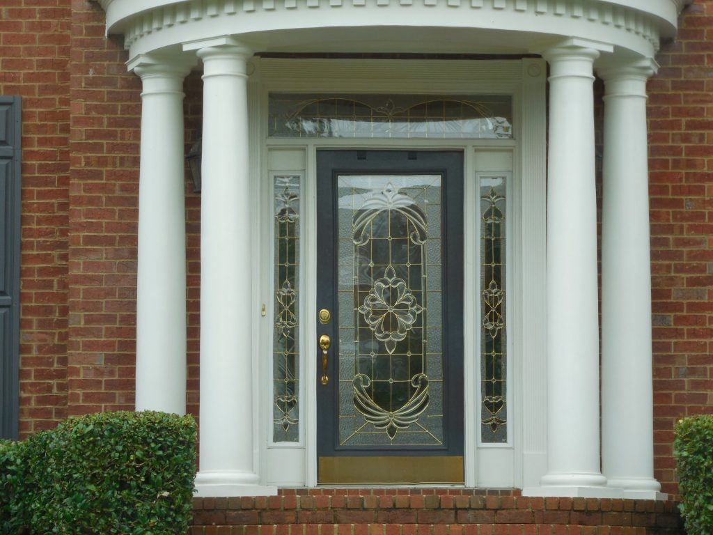 Porte d'entrée luxueuse et design sous un porche